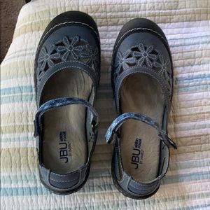 Woman’s size 8.5 med. JBU memory foam shoes